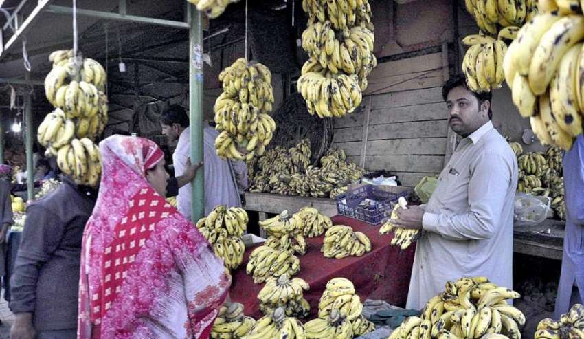 اسلام آباد: شہری دکاندار سے کیلے خرید رہے ہیں۔