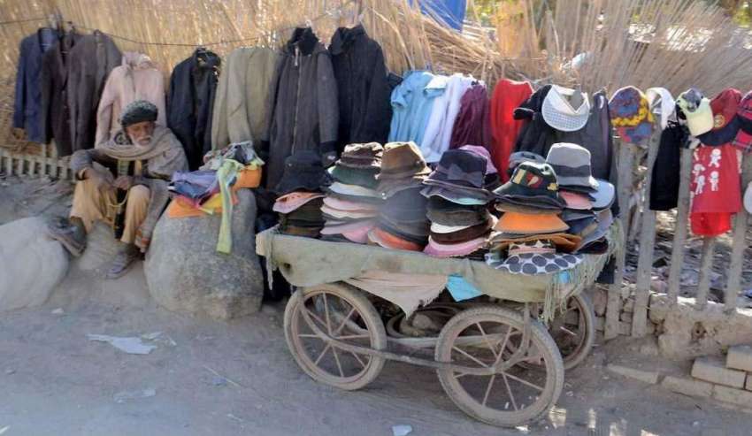 کوئٹہ: ایک معمر شخص روڈ کنارے گرم کپڑوں کا سٹال لگائے گاہکوں ..