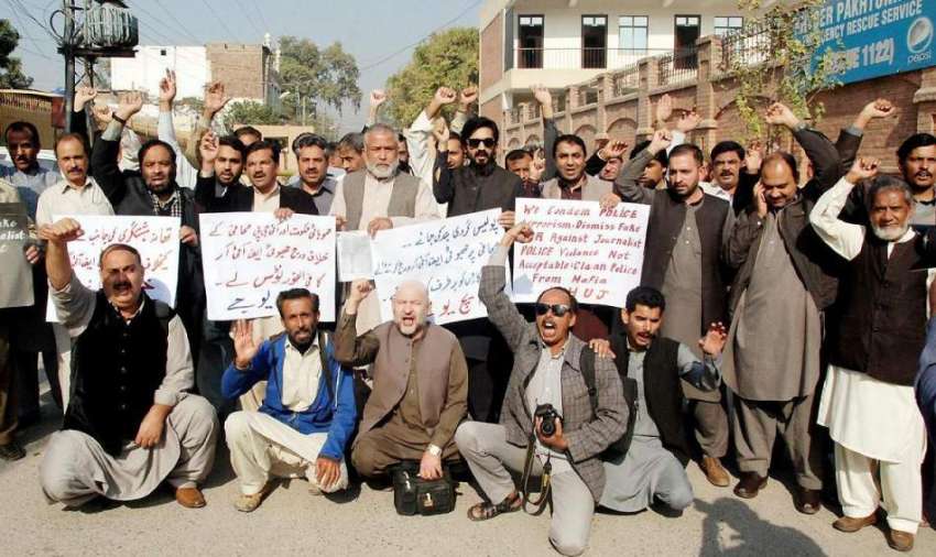 پشاور: خیبر یونین آف جرنلسٹس کے زیر اہتمام صحافی برادری ..