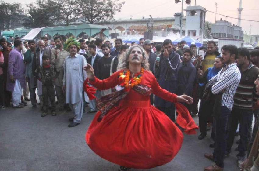 لاہور: حضرت داتا گنج بخش (رح) کے 973ویں عرس کے موقع پر ایک دھمال ..