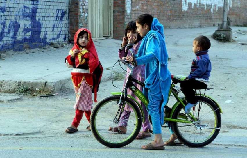 اسلام آباد: ایک بچی سائیکل چلا کر لطف اندوز ہو ری ہیں۔