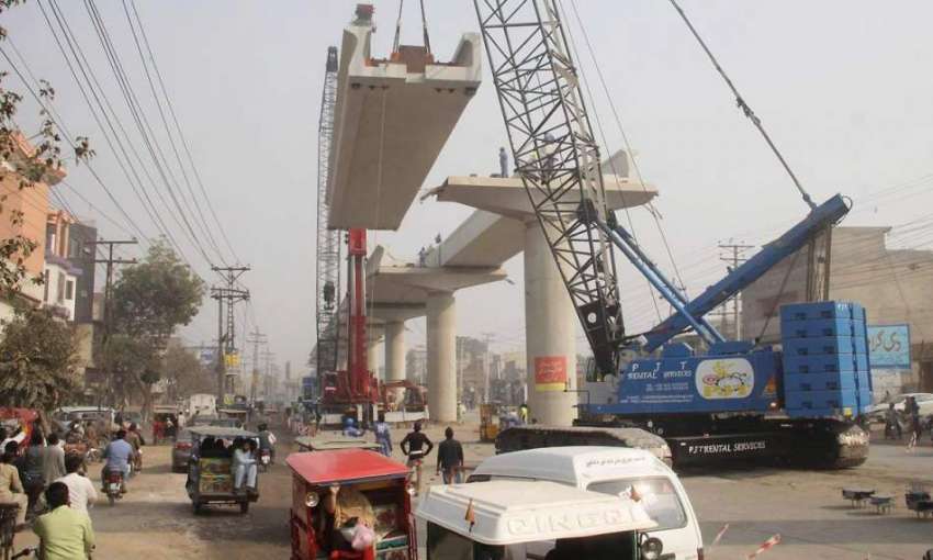 لاہور: جی ٹی روڈ پر اورنج لائن میٹرو ٹرین کے پل کے لیے کرین ..
