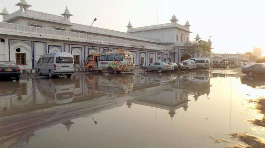 حیدر آباد: ریلوے اسٹیشن کے سامنے سیوریج کا پانی جمع ہے جس ..