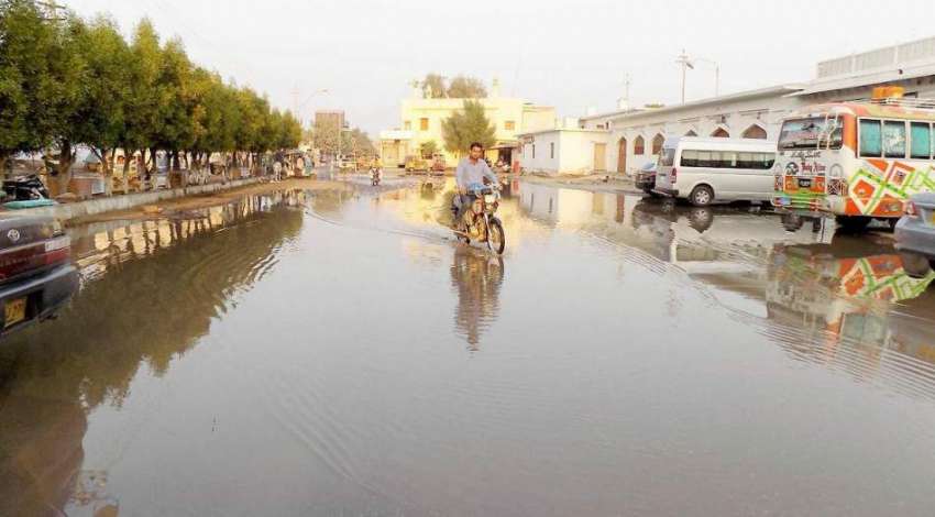 حیدر آباد: ریلوے اسٹیشن کے سامنے سیوریج کا پانی جمع ہے جس ..