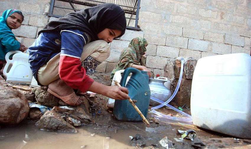 اسلام آباد: بچے پینے کے لیے پانی بوتلوں میں بھر رہے ہیں۔