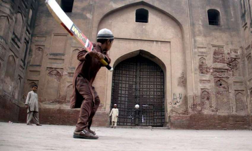 لاہور: شاہی قلعہ کی عقبی دیوار کے ساتھ بچے کرکٹ کھیلنے میں ..