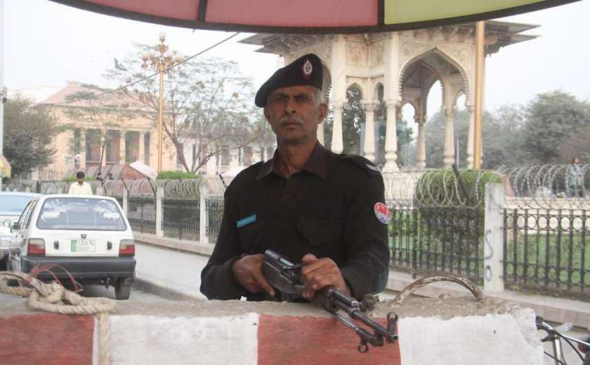 لاہور: پنجاب اسمبلی کے اجلاس کے موقع پر پولیس اہلکار داخلی ..