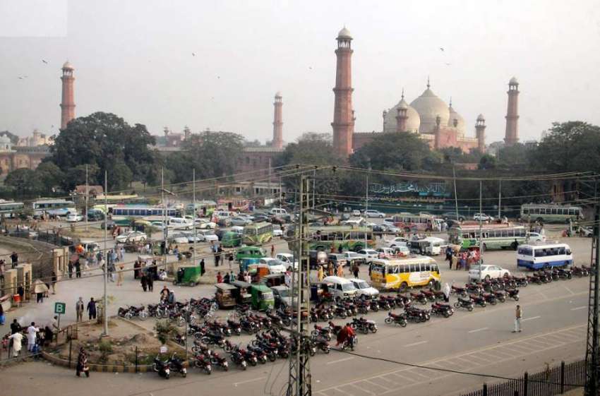 لاہور: بادشاہی مسجد میں نماز اور سیرو تفریح کے لیے آنیوالے ..