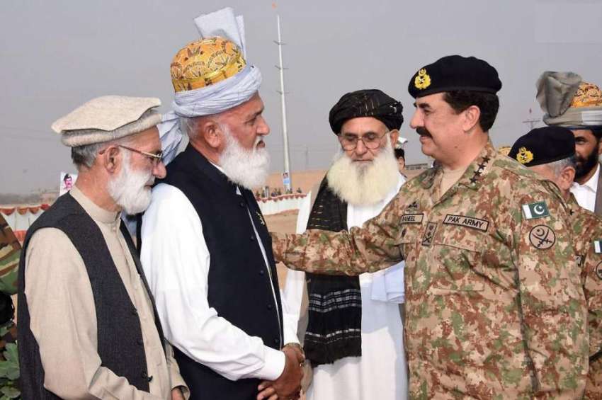 راولپنڈی: آرمی چیف جنرل راحیل شریف فاٹا کے دورہ کے موقع پر ..