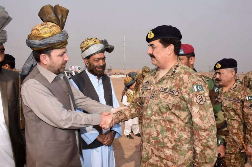 راولپنڈی: آرمی چیف جنرل راحیل شریف فاٹا کے دورہ کے موقع پر ..