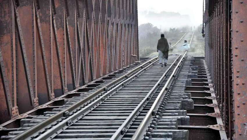 اسلام آباد: ایک شخص ریلوے ٹریک پر پیدل چل رہا ہے جو کسی حادثے ..