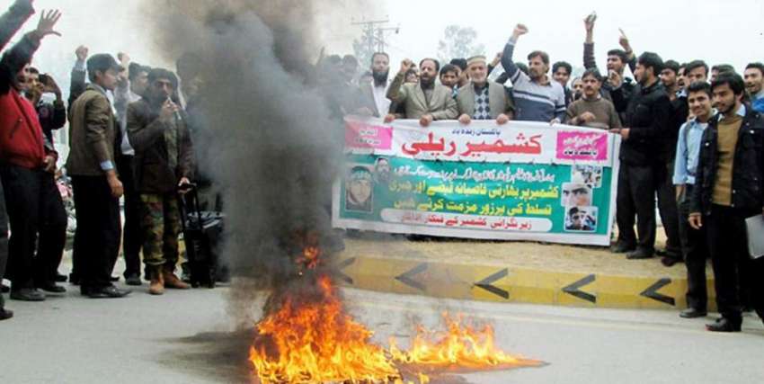 مظفر آباد: بھارتی گولہ باری کے خلاف فنکار احتجاج کر رہے ہیں۔