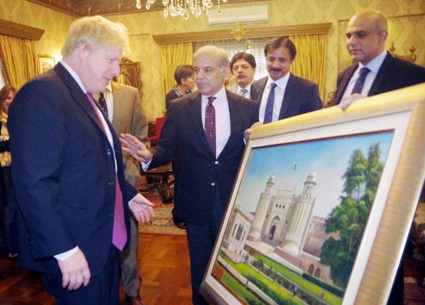 لاہور: برطانوی وزیر خارجہ بورس جانسن وزیر اعلیٰ پنجاب شہباز ..