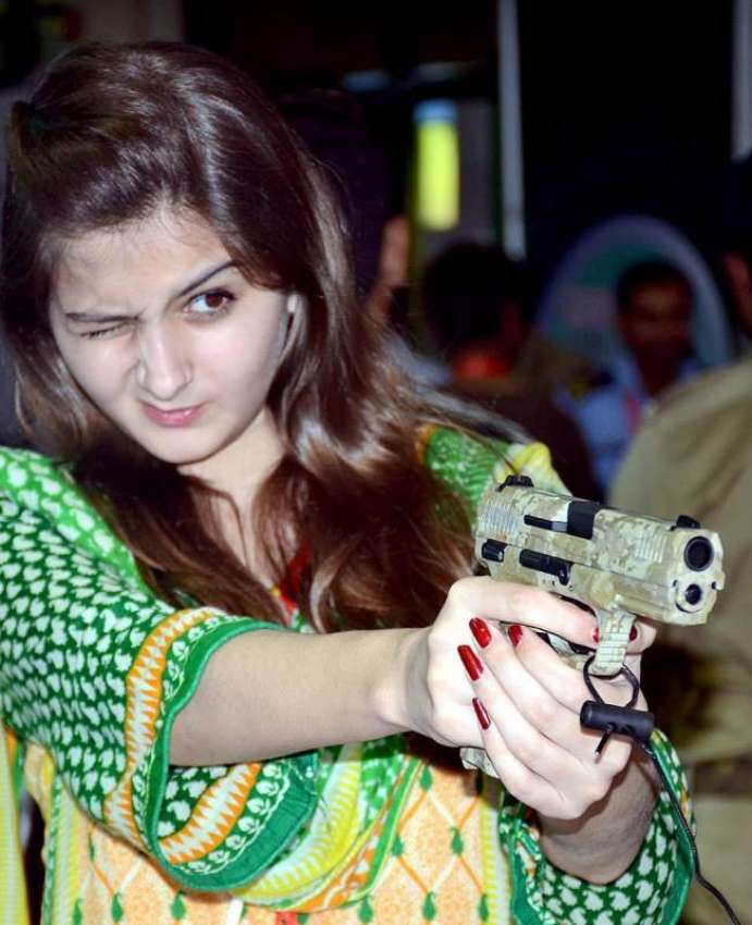 کراچی: شہریوں کے بڑی تعداد دفاعی نمائش میں رکھی گئی مختلف ..