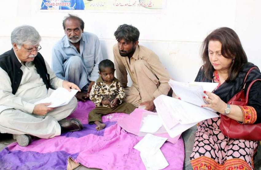 کراچی: کراچی پریس کلب کے سامنے ایچ آر سی پی کے اسد اقبال بٹ ..