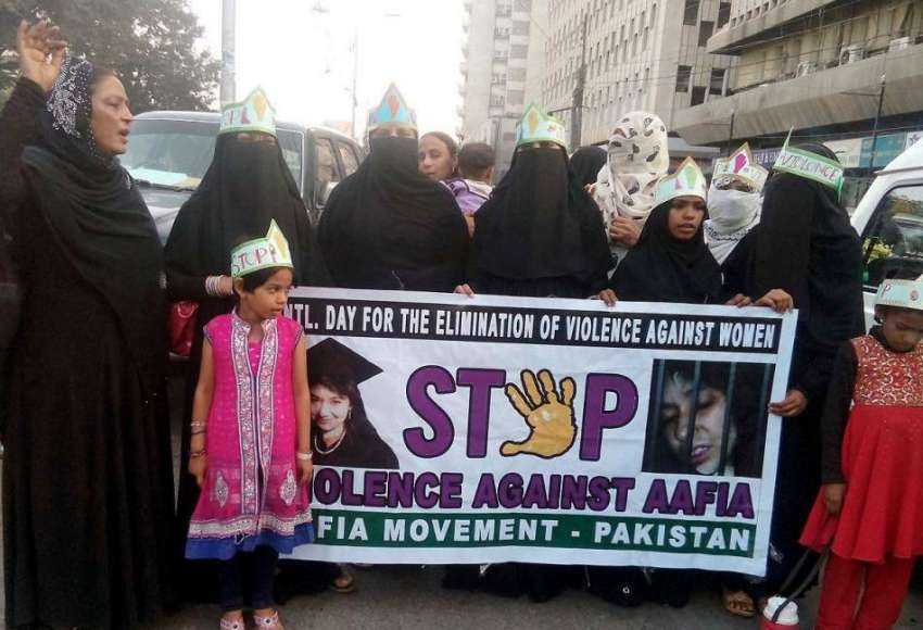 کراچی: کراچی پریس کلب کے سامنے عافیہ موومنٹ کے تحت بچے اور ..
