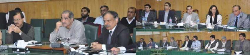 لاہور: وزیر ریلوے خواجہ سعد رفیق ریلوے ہیڈ کوارٹرز آفس میں ..
