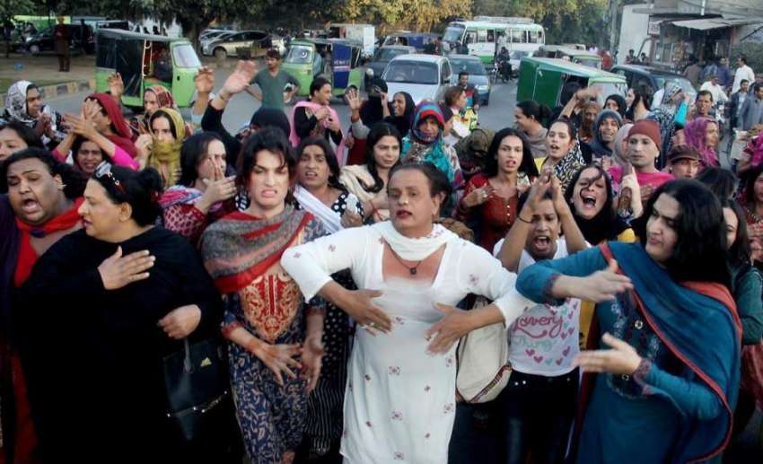  لاہور: پریس کلب کے باہر خواجہ سرا اپنے مطالبات کے حق میں ..