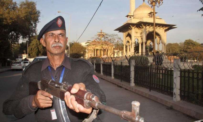 لاہور: پنجاب اسمبلی کے اجلاس کے موقع پر پولیس اہلکار الرٹ ..