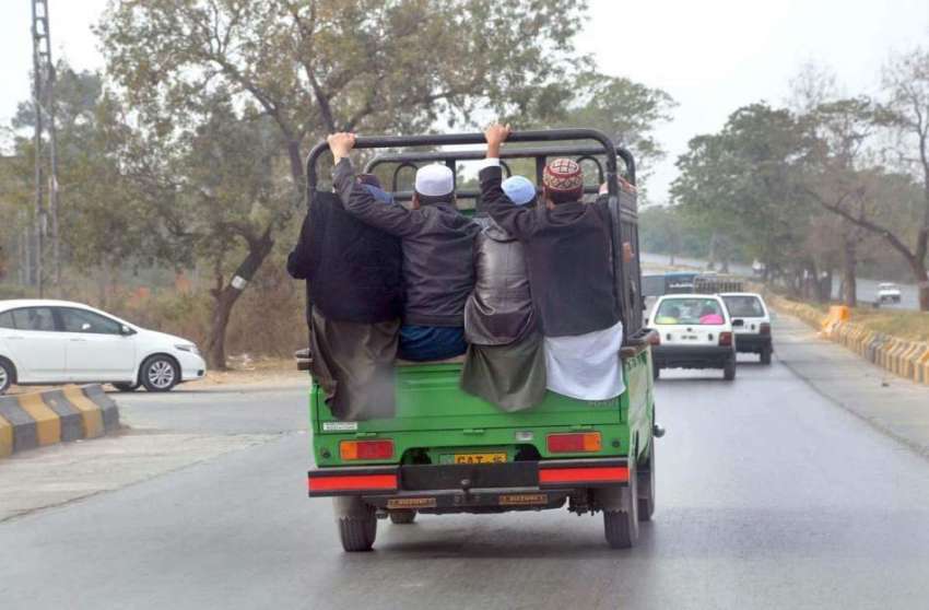 اسلام آباد: نوجوان سوزوکی پک اپ میں خطر ناک انداز سے سفر ..