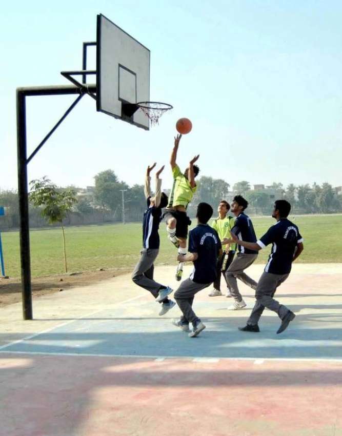 ملتان: انٹر کالج باسکٹ بال چمپئن میچ کے دوران کھلاڑیوں کا ..