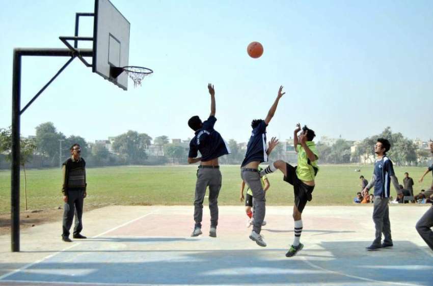 ملتان: انٹر کالج باسکٹ بال چمپئن میچ کے دوران کھلاڑیوں کا ..