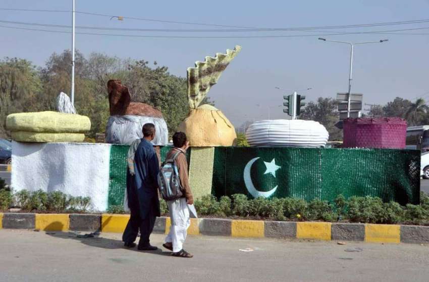 لاہور: دو شہری ٹوپیوں کے ماڈل دیکھ رہے ہیں۔