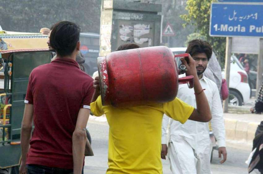 لاہور: ایک شہری گھریلوں استعمال کے لیے سلنڈر میں گیس بھروا ..