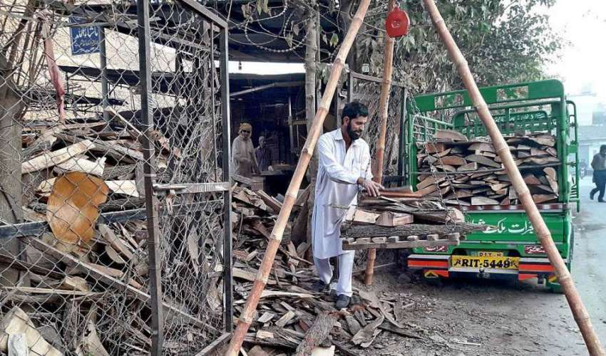 راولپنڈی: محنت کش کانٹے پر لکڑیاں تول رہا ہے۔
