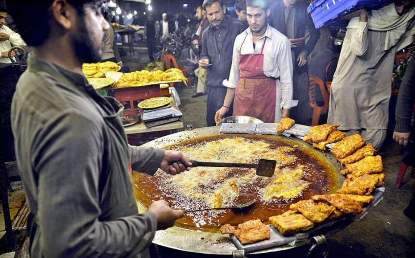 راولپنڈی: دکاندار مچھلی فرائی کر رہا ہے۔