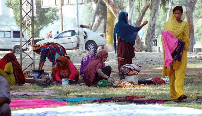 حیدر آباد: خانہ بدوش خواتین کپڑے دھونے میں مصروف ہیں۔
