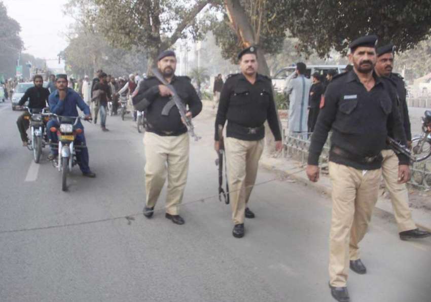 لاہور: استقبال ربیع الاول کے جلوس کے موقع پر پولیس اہلکارالرٹ ..