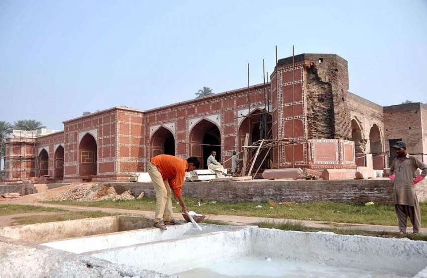 لاہور: مزدور نور جہاں کے مقبرہ پر تعمیراتی کام میں مصروف ..