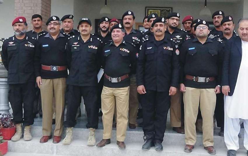 پشاور: ایلیٹ فورس ٹریننگ سنٹر کے عملے کا ایڈشنل آئی جی پی ..