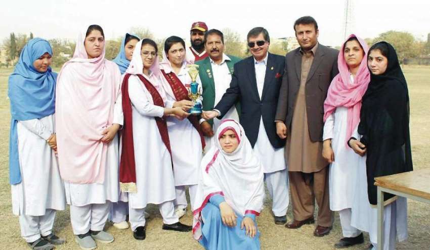 پشاور: انٹر کالجیٹ رسہ کشی مقابلوں کی فاتح ٹیم کو مہمان خصوصی ..