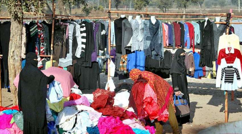 اسلام آباد: دو خواتین سردی کے پیش نظر پرانے گرم کپڑے پسند ..