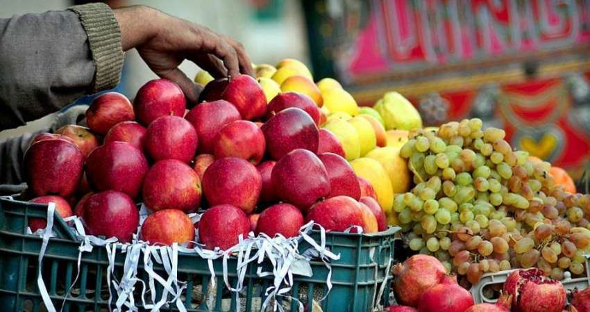 راولپنڈی: ریڑھی بان فروخت کے لیے ریڑھی پر فروٹ سجا رہا ہے۔