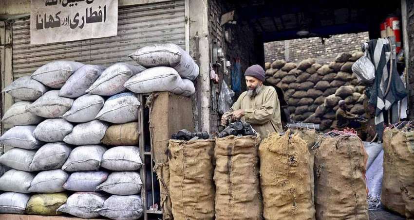 راولپنڈی: سردی کے پیش نظر دکاندار کوئلہ فروخت کے لیے سجائے ..