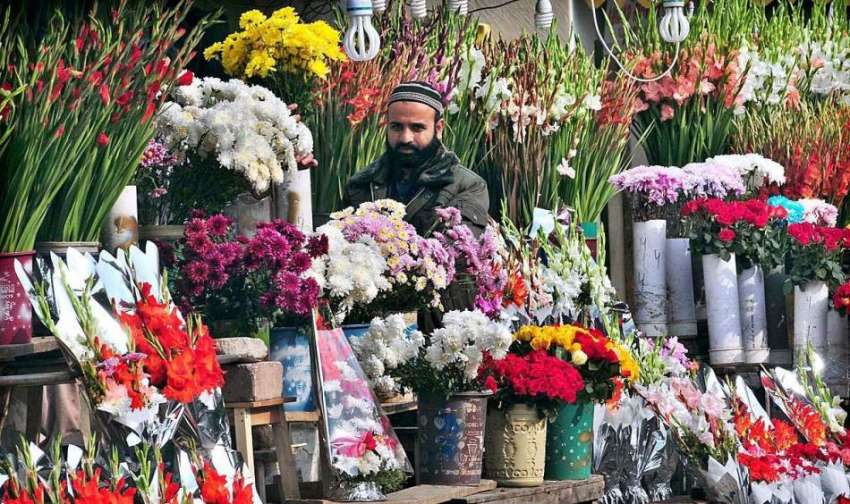 راولپنڈی: دکاندار فروخت کے لیے مختلف اقسام کے پھول اور گلدستے ..