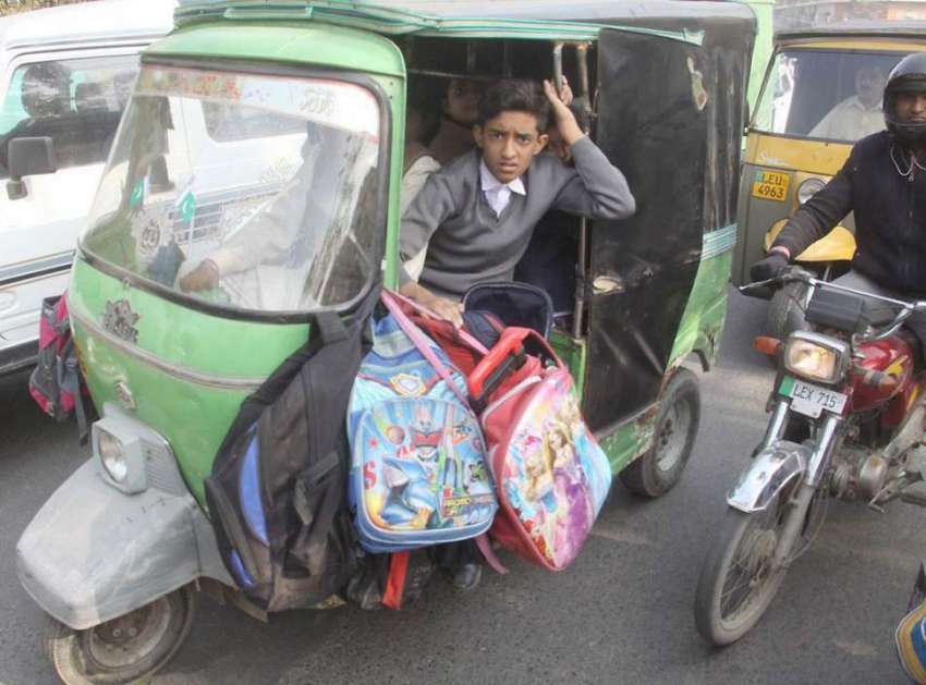 لاہور: ایک رکشہ ڈرائیور سکول سے چھٹی کے بعد طالبعلم کو اپنے ..