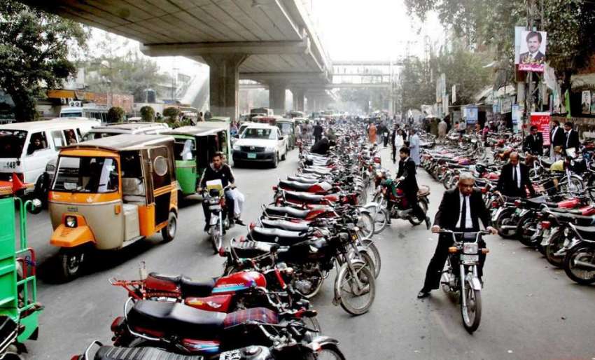 لاہور: ایوان عدل کے باہر قائم موٹر سائیکل پارکنگ اسٹینڈ ..