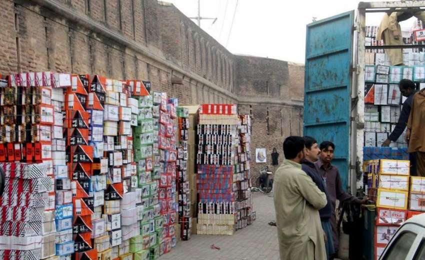 لاہور: تاریخی بادشاہی قلعہ کی دیوار کے ساتھ ٹرک سے سامان ..