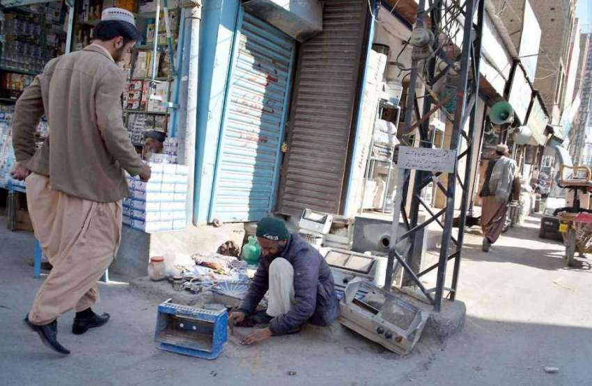کوئٹہ: سرگنج بازار میں ایک شخص پرانے ہیٹروں کی مرمت میں مصروف ..