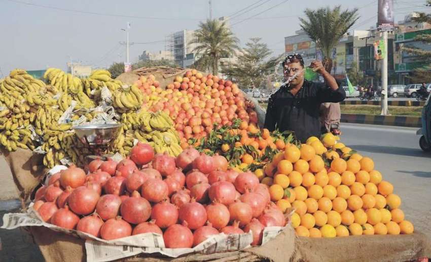 فیصل آباد: پھل فروش پھلوں کی تازگی برقرار رکھنے کے لیے پھلوں ..