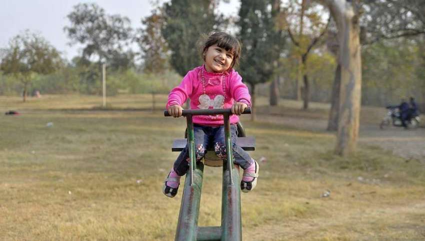 راولپنڈی: مقامی پارک میں ایک بچی جھولے سے لطف اندوز ہو رہی ..