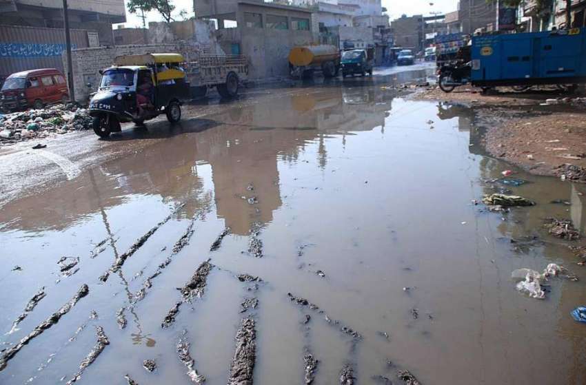حیدر آباد: مکی شاہ روڈ پر سیوریج کا پانی کھڑاہے جسکی وجہ ..