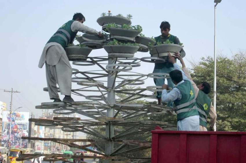 فیصل آباد: پی ایچ اے کے اہلکار پودے لگانے میں مصروف ہیں۔