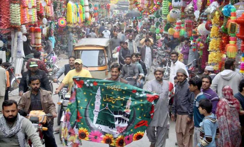لاہور: شہری عید ملادالنبی (ص) کی مناسبت سے اردو بازار سے خریداری ..