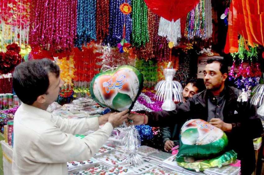 لاہور: ایک شہری عید ملادالنبی (ص) کی مناسبت سے اردو بازار ..