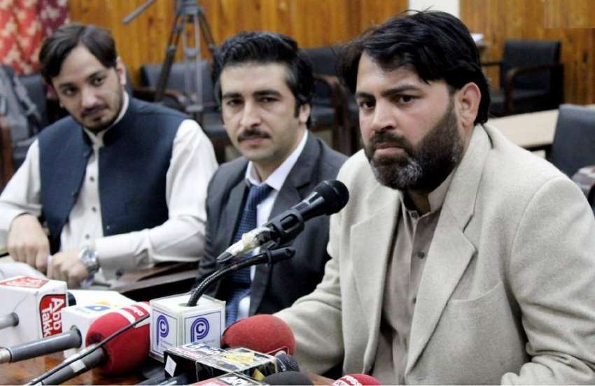 پشاور: پراونشنل ایسوسی ایشن کے صدر ڈاکٹر عامر تاج خان پریس ..
